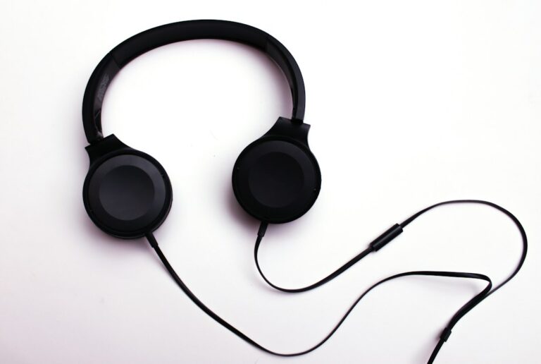A Beginner’s Guide to Wireless vs Wired Headphones